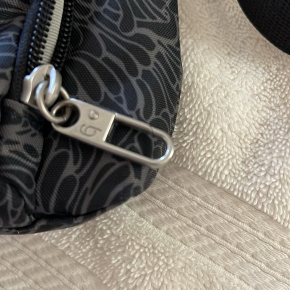 Baggallini Securtex Anti theft Memento crossbody bag - Picture 8 of 12